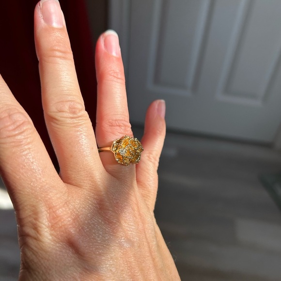 4/$100 AVON Elegant Gold Ring with Gemstone size 5 🥰 - Picture 3 of 8